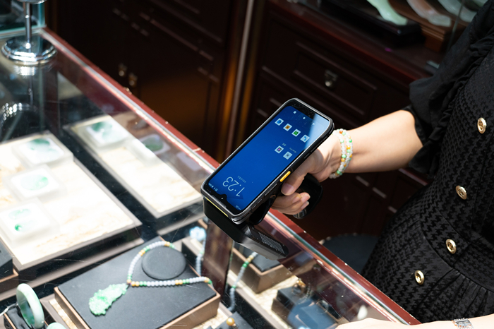 T2 UHF_珠寶店_手持1_副本700.jpg